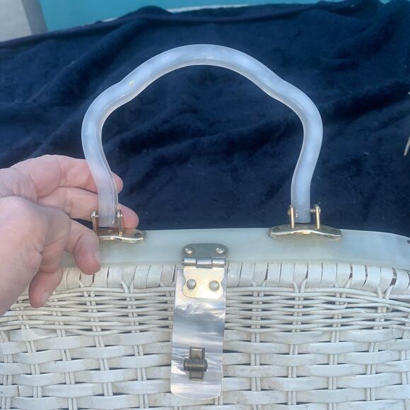 VINTAGE 50's/60's WICKER, MOTHER OF PEARL & LUCITE BASKETWEAVE FRAME HANDBAG - Picture 2 of 13